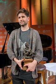 Mateusz Pakuła z nagrodą Don Kichota