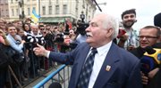 Były prezydent Lech Wałęsa wita się zebranymi podczas głównych uroczystości z okazji 25-lecia Wolności