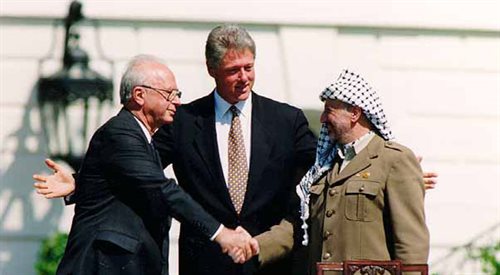 Icchak Rabin, Bill Clinton i Jasir Arafat po podpisaniu Porozumienia z Oslo, 13 września 1993 r. Wikimedia Commonsdp. Fot: Vince Musi  Biały Dom