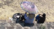 Choć parasolka jest już mocno sfatygowana, nadal spełnia swoją funkcję – chroni przed słońcem. Na zdjęciu sprzedawca w Teotihuacan, stanowiska archeologicznego, położonego na północny-wschód od stolicy kraju