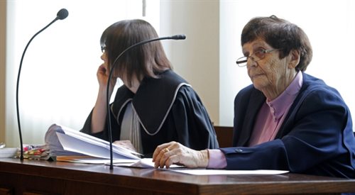Radca Prokuratorii Generalnej Skarbu Państwa Magdalena Pietrzak (L) oraz pozwana Alicja Maciejowska (P) w Sądzie Apelacyjnym w Białymstoku.