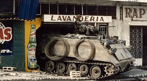 Amerykański transporter opancerzony w trakcie inwazji na Panamę, autor: J. Elliott, źr. Wikimedia Commonsdp