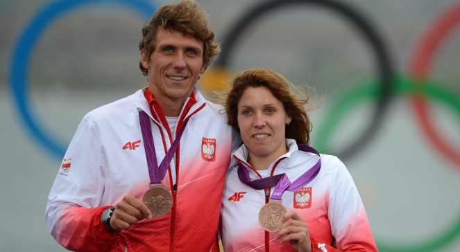 Przemysław Miarczyński i Zofia Noceti-Klepacka podczas ceremonii dekoracji brązowymi medalami zdobytymi w windsurfingowej klasie RS:X.