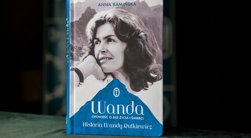 Fragm. okładki książki Anny Kamińskiej Wanda. Opowieść o sile życia i śmierci. Historia Wandy Rutkiewicz