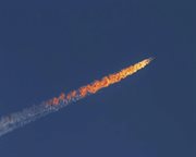 Tureckie myśliwce zestrzeliły we wtorek rosyjski samolot wojskowy przy granicy z Syrią. Władze w Ankarze twierdzą, że był on wielokrotnie ostrzegany, iż narusza przestrzeń powietrzną Turcji. Moskwa upiera się, że maszyna nie opuściła przestrzeni Syrii.