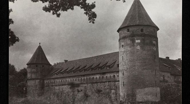 Zamek w Bytowie na zdjęciu z 1945 roku. Autor: Jan Bułhak. Źródło: Polona/Domena publiczna

