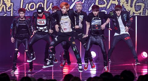 Członkowie zespołu BTS: Rap Monster, Suga, Jung Kook, Jimin, V, J-Hope, Jin