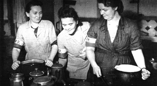 Sierpień 1944 r. Kuchnia powstańczej stołówki w gmachu Adrii przy ul. Moniuszki 10