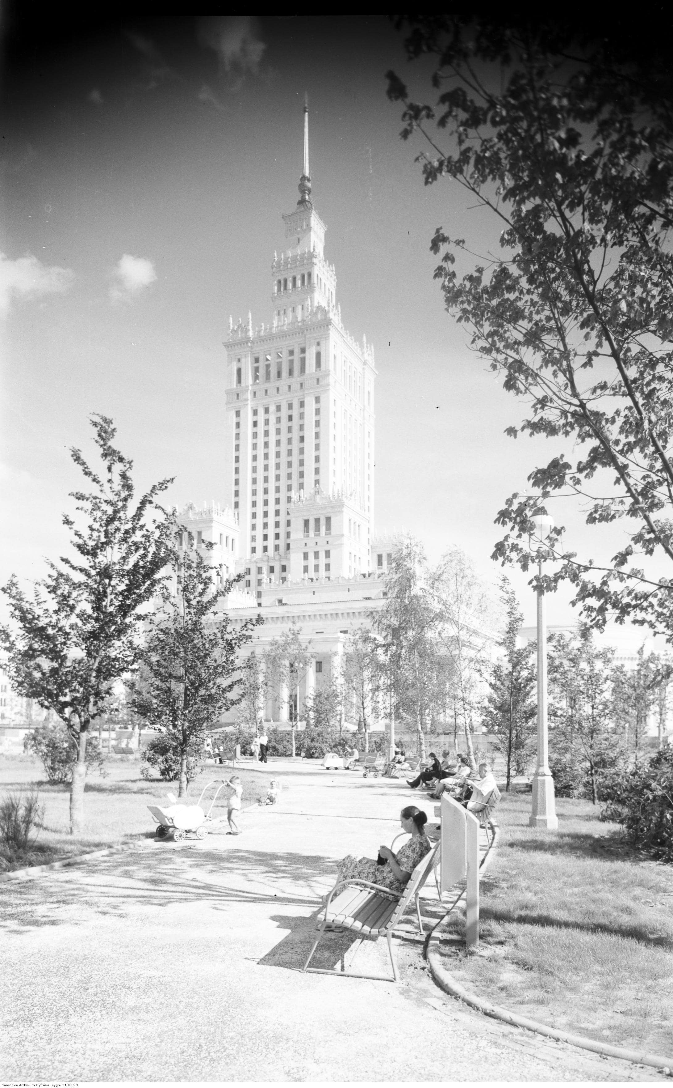 Pałac Kultury i Nauki w Warszawie w 1955 roku  Foto: Narodowe Archiwum Cyfrowe