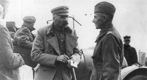 Józef Piłsudski rozmawia z generałem Edwardem Rydzem-Śmigłym