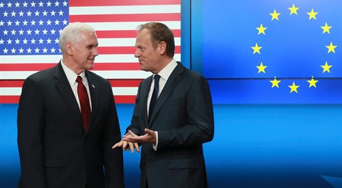 Mike Pence i Donald Tusk podczas spotkania w Brukseli