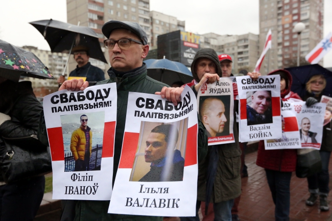 Portrety osób uwięzionych z powodów politycznych na Białorusi. Fot. PAP/EPA/TATYANA ZENKOVICH