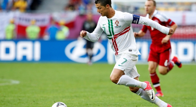 Cristiano Ronaldo przy piłce w czasie meczu Portugalii z Danią we Lwowie.