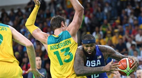 Gracz australijski David Andersen (po lewej) blokuje amerykanina DeMarcusa Cousinsa (po prawej)