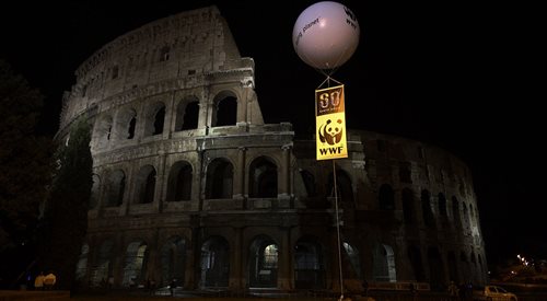 Rzymskie Koloseum podczas Godziny dla Ziemi