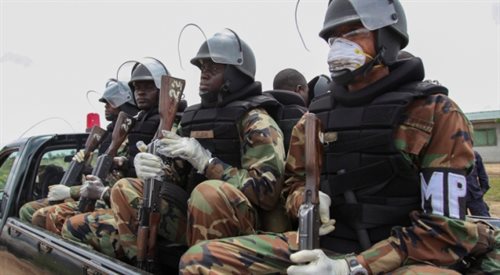 Służby mundurowe w Liberii zostały zaangażowane do powstrzymania rozprzestrzeniania się wirusa Eboli