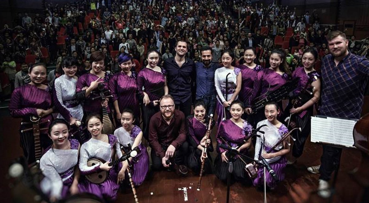 Od 2014 r. w ramach projektu w Chinach odbyło się ponad 200 występów, wzięło w nich udział prawie 100 polskich muzyków. Wystąpili w 30 miastach. Na zdjęciu Grzegorz Karnas Formula feat. Beauty  Melody Orchestra, październik 2016, w ramach trasy Jazz Po Polsku Live in China