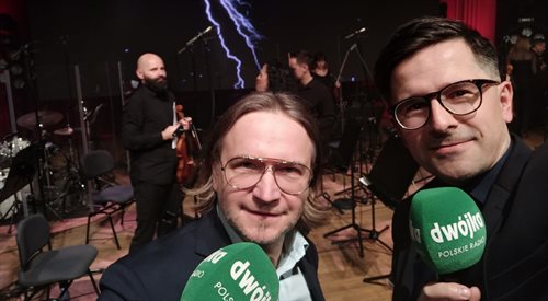 Dziennikarze Jacek Hawryluk i Bartek Chaciński podczas jednego z koncertów Dwójki