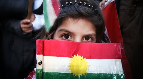 Kurdyjka z flagą Kurdystanu (zdj. ilustracyjne)