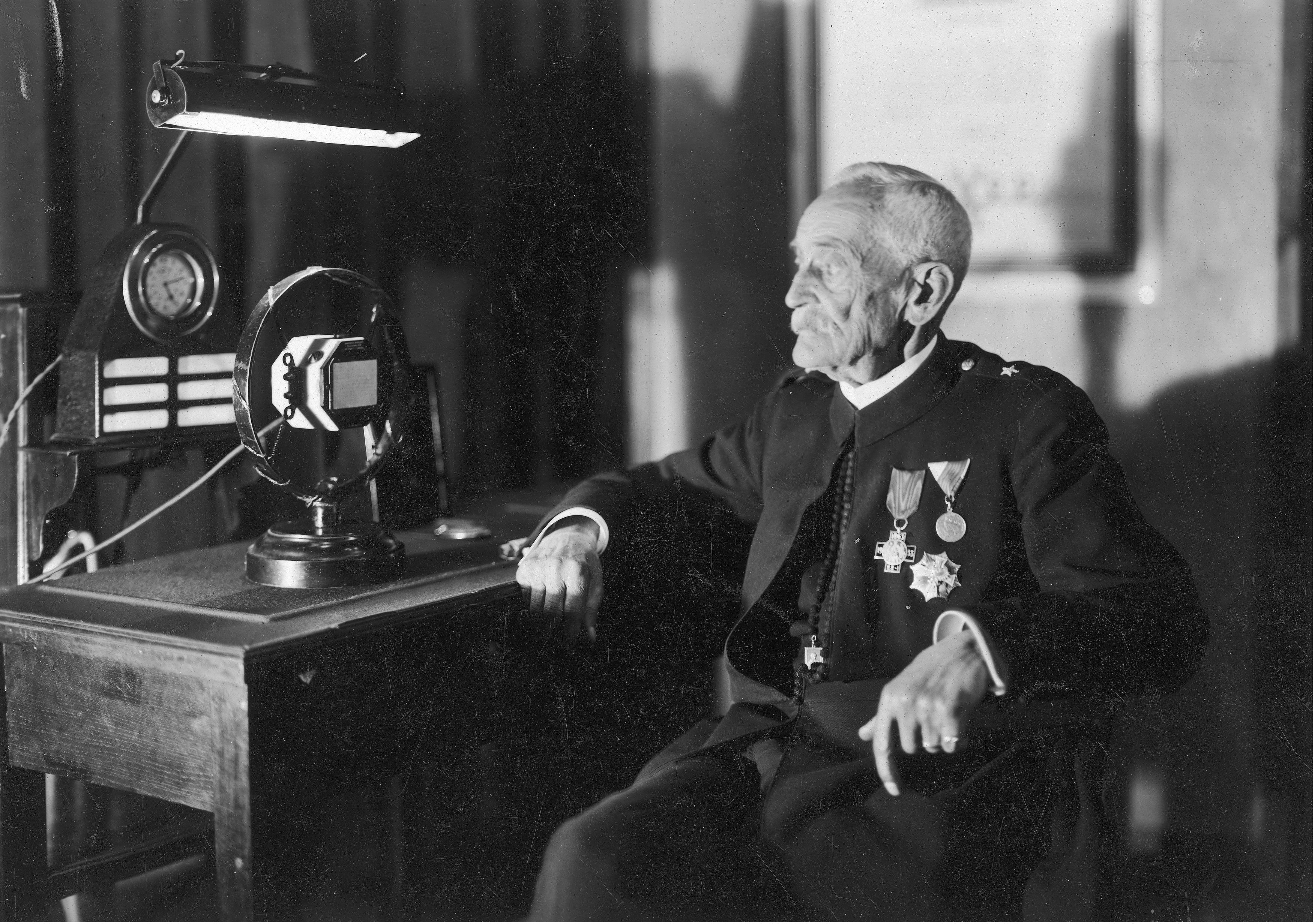 Weteran powstania styczniowego Ludwik Nowakowski w studiu radiowym, 1939 rok. Narodowe Archiwum Cyfrowe
