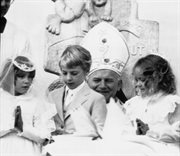 Jan Paweł II z polskimi dziećmi podczas mszy św. dla Polaków. W dniach 29 września-7 października 1979 r. papież przebywał na pielgrzymce w Stanach Zjednoczonych. Jako pierwszy papież w historii został przyjęty przez Jimmy'ego Cartera, prezydenta USA w Białym Domu. USA, Chicago, październik 1979 