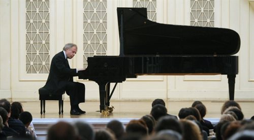 Andras Schiff podczas koncertu w Wielkiej Sali Filharmonii w St.Petersburgu, 19 września 2010 roku