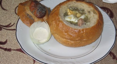 Żurek w pieczywie to jedno z najpopularniejszych dań polskiej kuchni