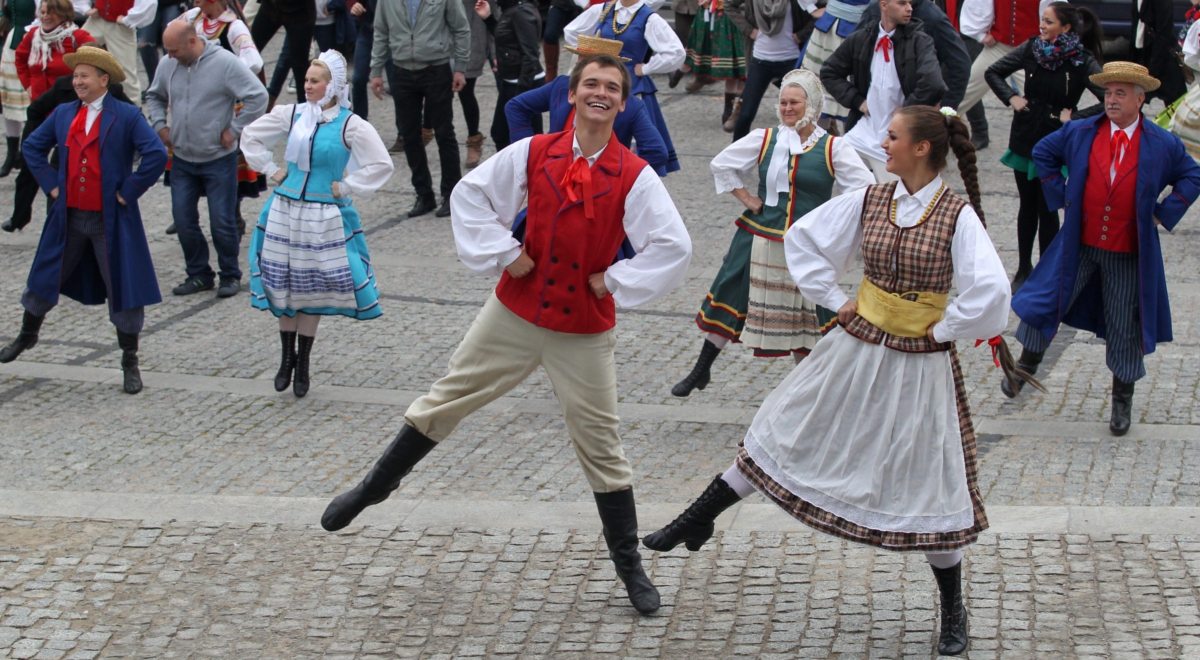 Imprezy folklorystyczne od lat przyciągają dużą publiczność. W 2013 roku w Olsztynie padł rekord Polski we wspólnym wycinaniu hołubca