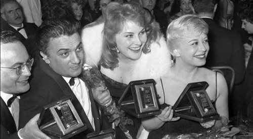 Drugi z lewej Federico Fellini, obok niego aktorka Giulietta Masina. Włochy,  8.02.1958 r.