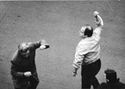 Tajniak bije protestującego. Nowa Huta, 1.05.1983