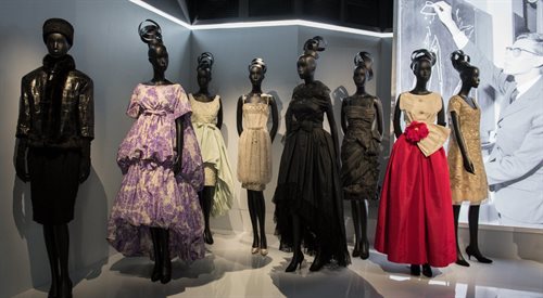 Zachwycająca urodzinowa retrospektywa domu mody Dior odbywa się  w najsłynniejszym muzeum sztuki i designu w Paryżu