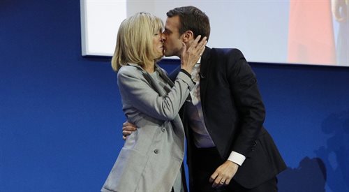 Emmanuel Macron całuję żonę Brigitte Trogneux podczas wieczoru wyborczego