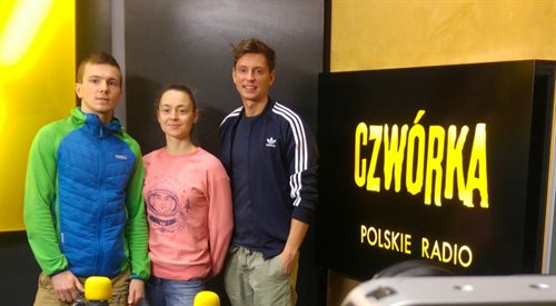 Viola Piatrouskaya i Ilya Marchuk do studia Czwórki przyjechali prosto z Gór Stołowych. Na zdjęciu z Piotrem Galusem