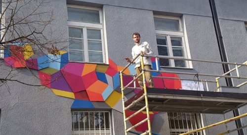 Jan Mioduszewski pracuje nad Reliefem na fasadzie Nowego Teatru