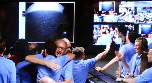 Naukowcy i inżynierowie z NASA cieszą się ze szczęśliwego lądowania Curiosity