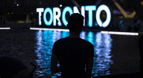 Stolicą Kanady jest Toronto zamieszkiwane przez ponad 2,6 mln ludzi