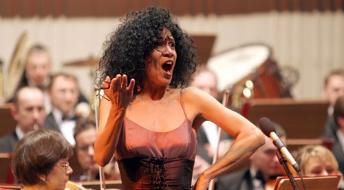 Koncert znanej wokalistki wenezuelskiej Beatriz Blanco której towarzyszyła orkiestra Filharmonii Świętokrzyskiej im. Oskara Kolberga pod dyrekcją Jacka Rogali.