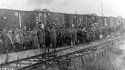 Repatrianci przy pociągu, powrót Polaków, byłych jeńców wojennych. Aktiubińsk, 1922 