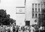 Demonstranci zgromadzeni przed budynkiem KW PZPR. Radom, 25 czerwca 1976
