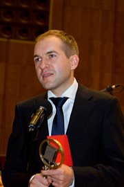 Marcin Majchrowski odbiera Złoty Mikrofon.
