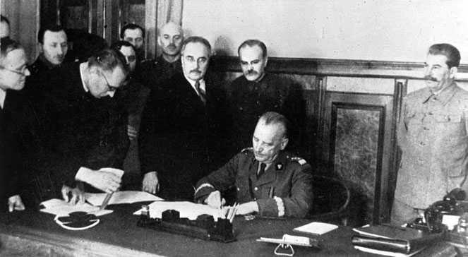 Gen. Władysław Sikorski w Moskwie 2-4.12.1941 (pierwszy z prawej stoi Józef Stalin). Fot. PAPArchiwum