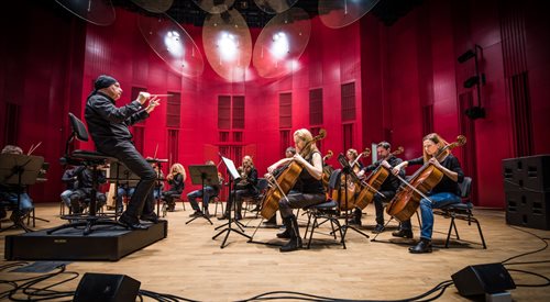 Marek Moś, dyrektor orkiestry Aukso, podczas prób z muzykami w tyskiej Mediatece