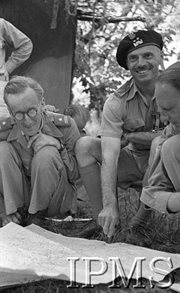 Maj 1944, Monte Cassino, Włochy. Kwatera Główna Dowódcy 2 Korpusu. Major Józef Czapski i gen. Władysław Anders nad mapą.
