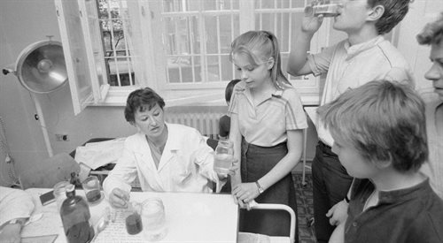 Po awarii w Czarnobylu dzieci dostają do picia płyn Lugola. 30.04.1986