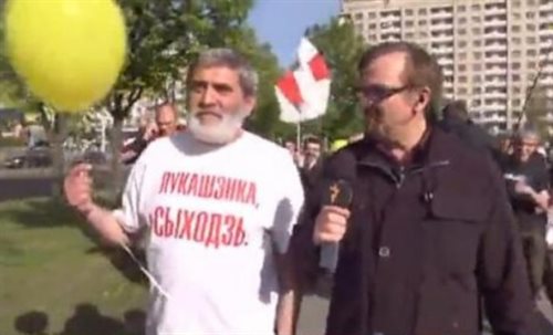 Jurij Rubcow w koszulce Łukaszenka odejdź rozmawia z dziennikarzem Radia Swaboda