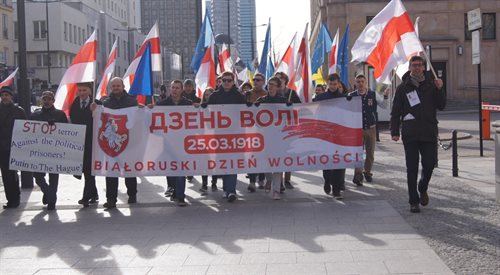 Dzień Woli w Warszawie. Marsz  z 2015 roku. Białorusini tego dnia wyrażają nadzieję na wolne, demokratyczne, proeuropejskie państwo