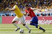Charles Aranguiz walczy o piłkę z Brazylijczykiem Hulkiem