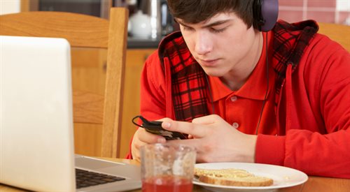 Laptop, tablet, smartfon i słuchawki - młodzi otaczają się elektronicznymi gadżetami
