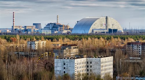 Elektrownia w Czarnobylu dzisiaj. Widoczny nowy sarkofag, tzw. Arka, nieumieszczony jeszcze nad budynkiem bloku 4. Zdjęcie wykonane z dachu jednego z bloków w Prypeci