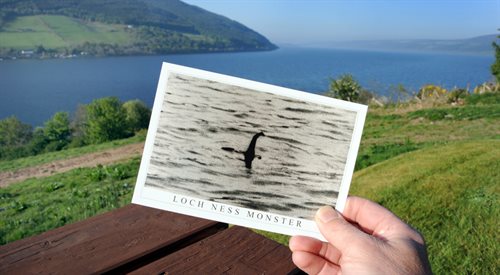 Pocztówka z fotografią chirurga na tle jeziora Loch Ness